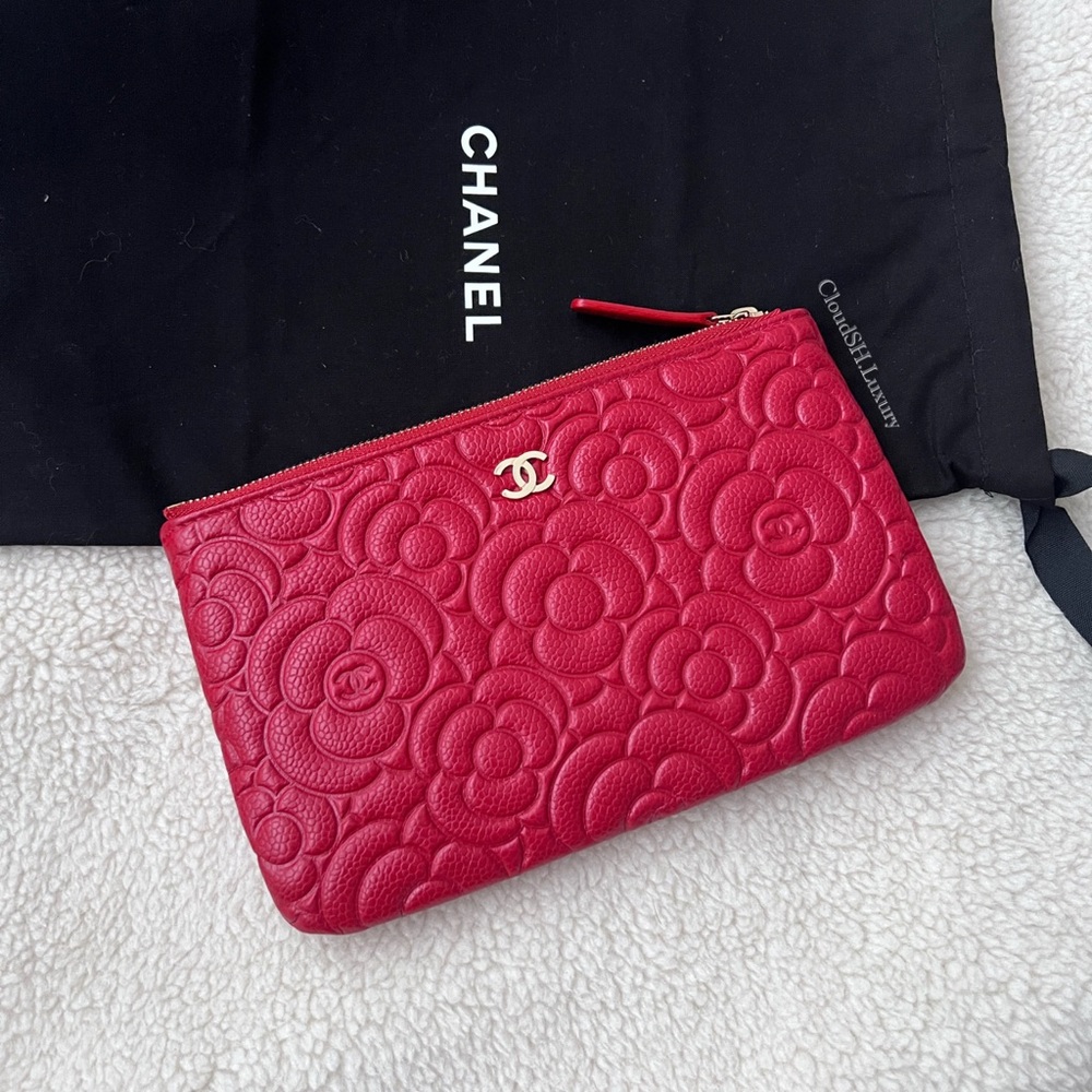 Auth Chanel Red Camellia Classic CC Logo Caviar O-Case Pouch w/ Gold Hardware